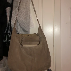 Väska  - Man kan få plats mycke grejer i väskan lätt att bär och snygg passar till varje outfit 