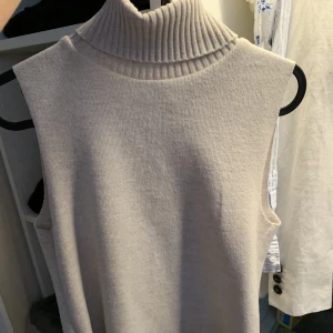 Topp - Säljer denna toppen från zara då den är för liten! Frakt tillkommer på 56 kr❤️ (sista bilden är lånad)