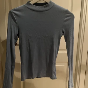 Polotröja - Säljer denna polotröja från monki i XS! Är ljusare än på bilden! Super fin och i mycket bra skick, använd fåtal gånger men tyvärr för liten för mig:/