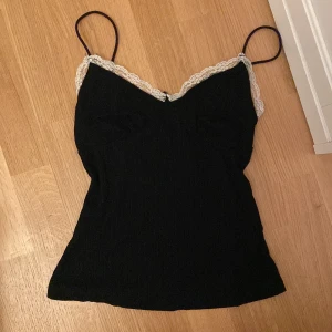 Svart top - En tröja som aldrig blev använd. Bra skick och inget sönder.