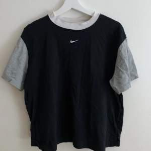 En t-shirt från Nike som tyvärr aldrig används längre, men med väldigt snygg passform :)