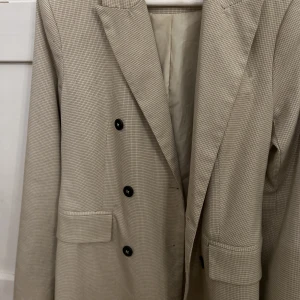 Blazer från Gina Tricot - Rutig blazer från Gina, storlek 40 💕