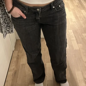 Grå jeans, Weekday - Grå jeans från Weekday i modellen ”arrow”, raka och lågmidjade. Jag är 160 lång. Bekväma och i bra skick men kommer ej till användning. 