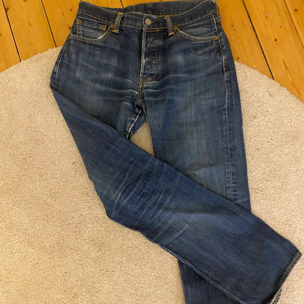 Levis jeans 501 i storlek w30 l 32. Säljer pga dem har blivit lite små. Jag är 162cm<3. Jeans & Byxor.