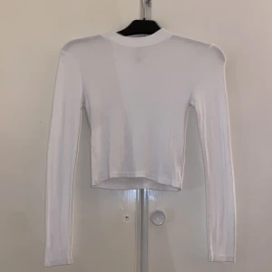 topp - vit croppad topp/mini polo från h&m! (lite nopprig på några ställen men går enkelt att ta bort)