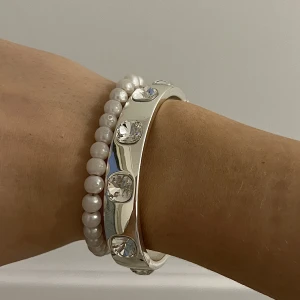 Armband edblads - Säljer nu mitt fina armband med kristaller från edblad! Endast bärd på studenten!🥰 passar mig med smala handleder ☺️ INGA defekter! Nypris är 700 kr! Unikt & vekrligen älskar denna, går inte att få tag på längre därav priset ❣️