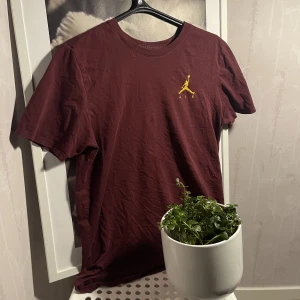 2for1 - Jordan t-shirt original price 325kr Elligant Blouse from cubus o.g price 200kr
