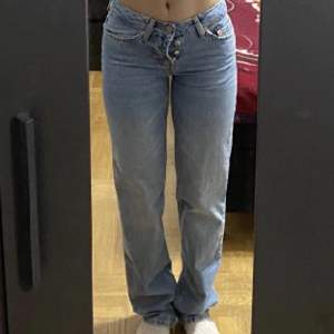 (Inte mina bilder) Säljer ett par nya slutsålda lågmidjade jeans från lager 157 som tyvärr inte kommit till användning.   Samma modell som Zaras Mird Rise (fast mer lågmidjade) Köptes för 400 kr!  Skriv för mer information och egna bilder❤️