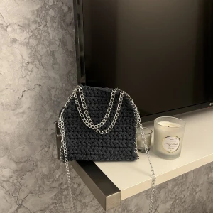 Virkad väska  - Egenvirkad väska🤍 tryck på ”köp nu” för att köpa denna🤍🤍 Ha i åtanke att det tar lång tid att göra så där av priset<3