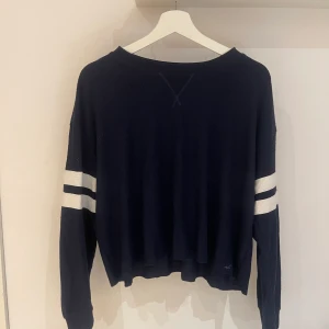 Hollister Långärmad - Hollister Långärmad som är väldigt mjuk och skön. Färgen är mörkblå och storleken är S. Nypris: 550