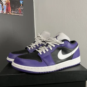 Air Jordan 1 low  - 6/10 Väldigt bra sick på skorna. Det ända som är fel är att färgen har lossnat lite på insida toebox på båda skorna. Anars är de väldigt fina och har inga övriga skador. Lådan följer med skorna. 