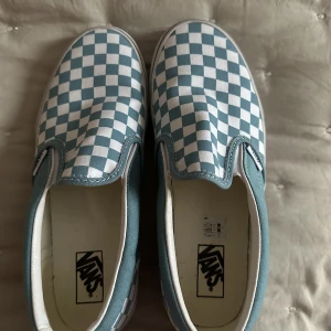 Vans slip on - Vans slip on i storlek 37. Använda runt en gång då dom blev för små. Väldigt fin blå färg.