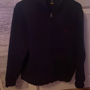 polo ralph lauren zip hoodie - säljer nu min polo zip hoodie då den inte passar mig, storlek Xl i barnstorlek men passar typ S i vanlig. nypris:1500 mitt pris:900 helt oanvänd testad 1 gång