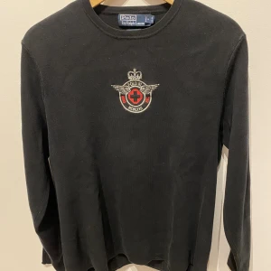 Polo Ralph Lauren sweatshirt - En svart polo RL sweatshirt som ser svartare ut i verkligheten. Bra skick och inga flaws. Den är taggad som L men passar som en M. 
