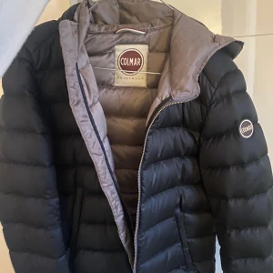Colmar jacka - Säljer min colmar jacka eftersom jag köpt en ny. Nypris 2500, säljer för 1200. Kan sänka pris. 