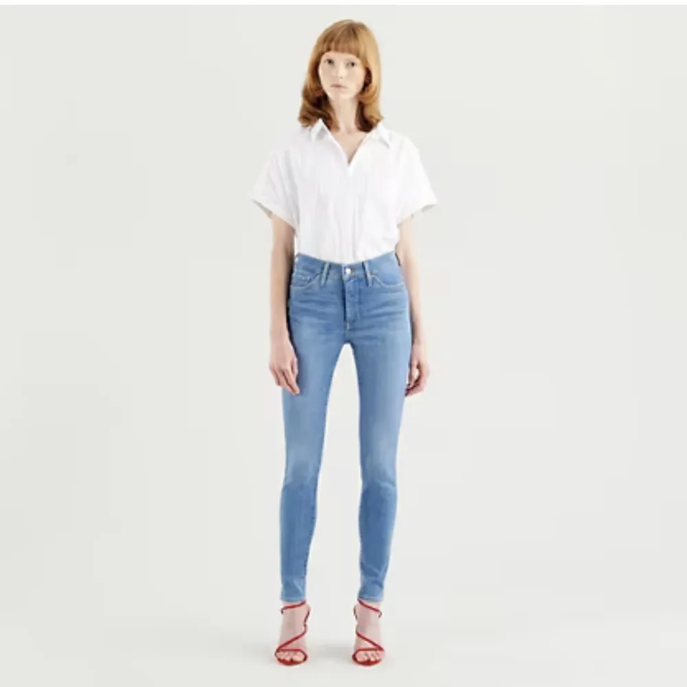 710 Levis jeans. Köpta för 899kr. Kan tänka mig att gå ner i pris vid snabb affär.. Jeans & Byxor.
