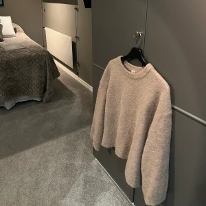 Beige stickad tröja  - Beige stickad från ARKET tröja, köpt i augusti för 890kr🏄🏽‍♀️frakten tillkommer 