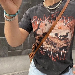 Vintage Pink Floyd T-Shirt - Köpt från Nocricketfashion i Sthlm, väldigt bra vintage skick med väldigt snyggt tryck! Köpt för 1000kr säljer den för 600kr, Storlek M men passar L