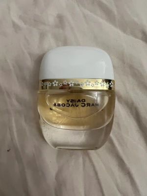 Marc kors parfym  - Marc kors parfym. Aldrig använda den helt oanvänd. Superfint sick. Säljer på pga ingen användning   Tar emot Swish   Frakt står köpare för själv   Spårbart   Köpte för 500 kr, säljer för 250 plus frakt 