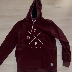 Dope skidjacka - Vinröd dope skidjacka, endast använd 1 vecka, i totalt nyskick. Legat i låda ett tag, bara damm som syns på bilden. 