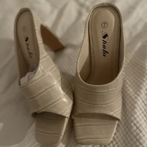 Jätte fina beiga klackskor, helt nya - Jätte fina beige klackskor, helt nya ✨