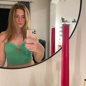 Sommartopp  - Helt ny sommartopp ,med lappen kvar.Från pull &bear.storlek m men skulle passa s,lite för tight för mig annars super fin!💚☀️