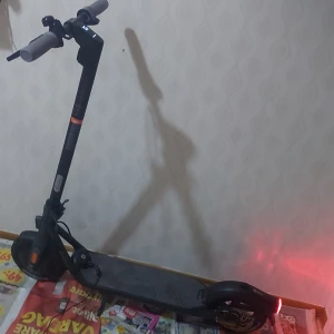 Ninebot el scooter - Hej jag vill sälja min scooter för att jag ska köpa moped så jag behöver it den längre. Jag köpte den för 7499 för 3 månader sen. Jag har använt den 3 gånger och sen la jag den i källaren. Den funkar perfect det är typ som ny. Den går 20Km H.