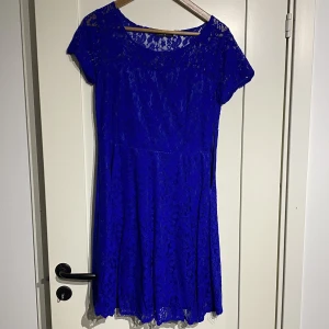 Klarblå klänning  - Spetsklänning i stan klarblå färg. Rak i modellen. Stl L men mer åt M.