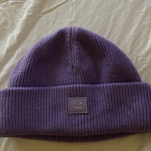 Acne Studios - En lila acne studios mössa  