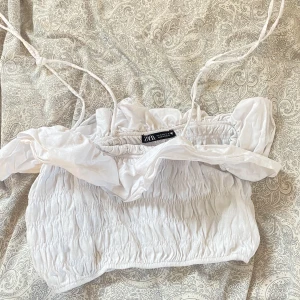 Vit topp - Jättefin vit topp från Zara som jag köpte förra sommaren🤍 Säljer då den inte kommer till användning