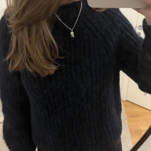 Marinblå stickad - Super fin marinblå stickad tröja köpt från H&m förra året, är gjord av mohair och sitter jätte fint på😍 Köpt 599kr men säljer för 350kr🫶🏼 Inga defekter utan den är helt som ny🫶🏼🫶🏼 storlek S men funkar på M oxå