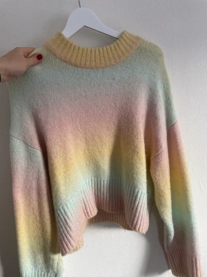 Färgglad tröja - Säljer den perfekta färgglada vårtröjan från Ginatricot. Använd fåtal gånger. Lite croppad och lång i ärmarna. Storlek S. 