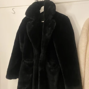 Svart pälsjacka  - Säljer nu min ”päls” jacka som inte längre kommer till användning jätte skönt material, storlek 38 