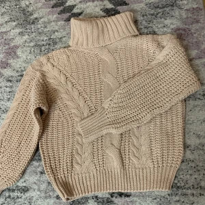 Stickad tröja - Mysig stickad tröja, som är enkel att matcha☺️