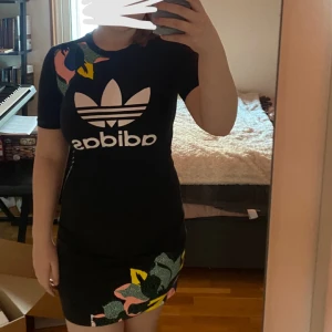 Adidas klänning - Blommig adidas klänning i storlek s, använd 1-2 gånger och i bra skick, säljer då det inte riktigt är min stil☺️