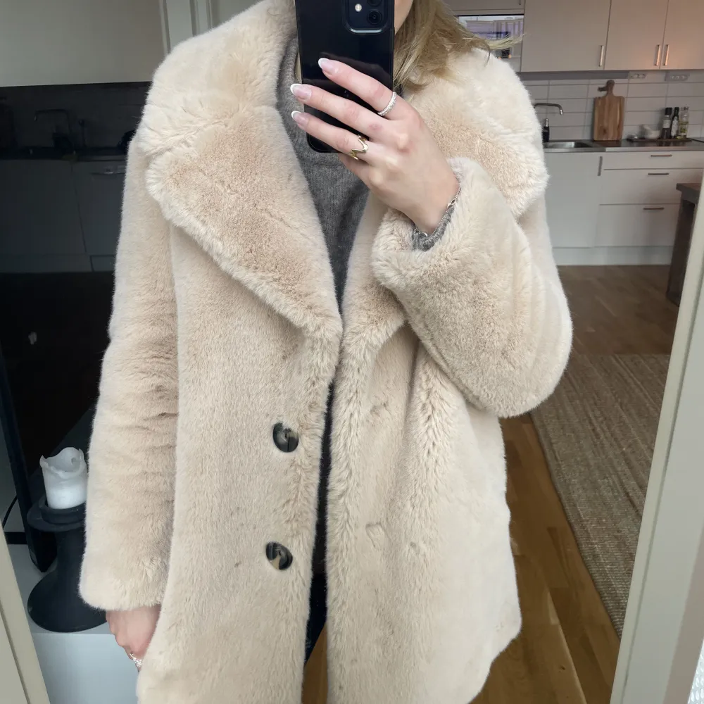 Superfin rosa/beige pälskappa från Zara! Inköpt för ca 3 år sedan men är som ny.. Jackor.