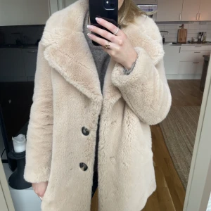 Pälskappa - Superfin rosa/beige pälskappa från Zara! Inköpt för ca 3 år sedan men är som ny.