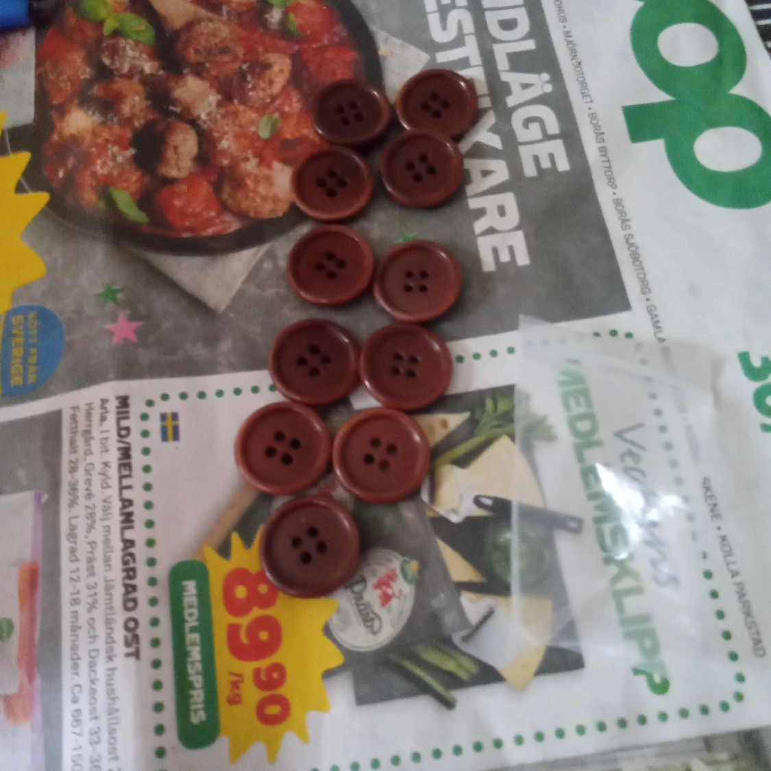 Bruna runda plastknappar ca 2 cm stora plast . - 91