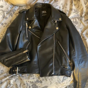 ZARA skinnjacka  - Svart skinnjacka, perfekt till våren/hösten och nogulunda varm:) Köpt förra året men kom aldrig till användning och därav i nytt skick! Köpt för 600kr. Det står Xs men skulle definitivt säga att den passar S också då jag är både och:)