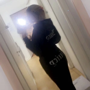 Juicy couture - Säljer nu mitt svarta juicy set då jag köpt flera andra färger och inte får användning av dehär. Tröjan är strl S och byxorna i strl XS men dom är som en S, köptes sommaren 2022 så relativt nya och jag har tagit hand om dom bra. Priset kan diskuteras