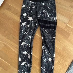 Tränings tights - Säljer mina stronger träningstights då de tyvärr inte passar längre, väldigt bra kvalitet, använda ett antal gånger  Köparen står för frakten