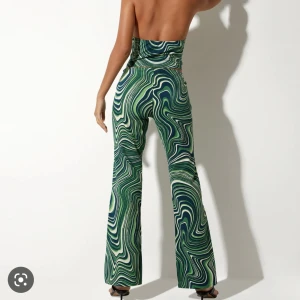 Motelrocks jeans - Motelrocks jeans som aldrig är använda pga för små. Lågmidjade och säljer tillhörande toppar.