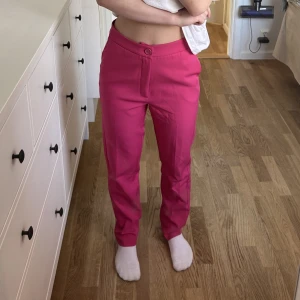 Kosrymbyxor - Sköna och snygga kostymbyxor från Gina Tricot som är använda högst två ggr. Bra längd på mig som är 158cm och har storlek xs. Skicket är som nytt.