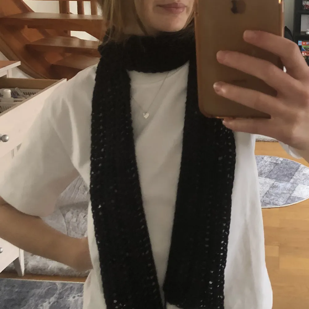 Smal scarf/halsduk, virkad i 100% bomull🖤 förslag på fler färger tas gärna emot! . Accessoarer.