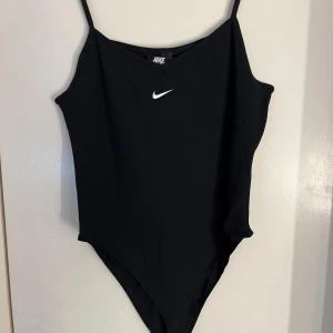 Nikebody - Svart Nikebody i storlek M. Aldrig använd då den ej passade.
