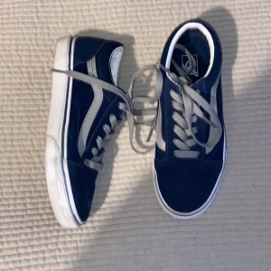 Vans skor - Snygga vans skor I okej skick. Lite smutsiga o slitna (se på bild 2). Annars väldigt fina och fräscha. Junior storlek skokartong har jag inte kvar