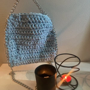 Virkad väska - Stella McCartney liknande egen virkad väska💕 Tar lång tid att göra där av priset! Bra kvalitet (ingen plast kedja) Står inte för frakt! Vid flera intresserade blir det budgivning! Kolla in min profil för fler färger!  OBS tryck inte på köp nu!!!❤️❤️