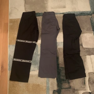 Dickes  - Två par 874  Svart 28/30  Grå 28/30 Ett par Losse fit 30/30 