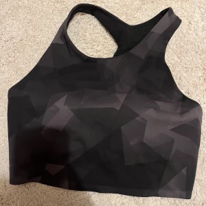 Sport-bh från Uniqlo - Snygg jätteskön sport-bh från uniqlo (lent material) 💖 är i strl S och har inbyggd mesh fordring med kupor för maximal komfort. Aldrig testat någon liknande sport-bh! Har så många så kommer inte till användning. Enbart testad o köpt för ca 290kr 🥰