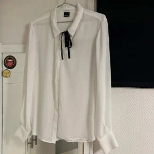 Blus med snörning  - Vit blus från gina tricot med snörning 